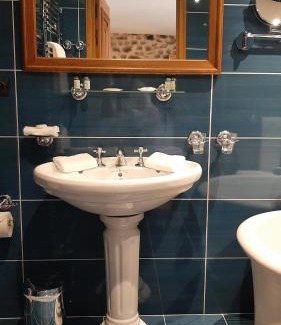 Montmeyan Bed & Breakfast | La Tour d'Enguernes
