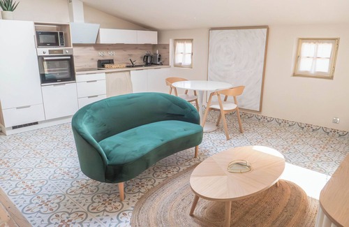 Pezenas Apartment | La Tour, Gîte Haut de Gamme aux Charpentes Apparentes, Avec Piscine et Sauna