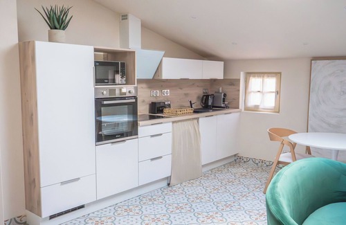 Pezenas Apartment | La Tour, Gîte Haut de Gamme aux Charpentes Apparentes, Avec Piscine et Sauna