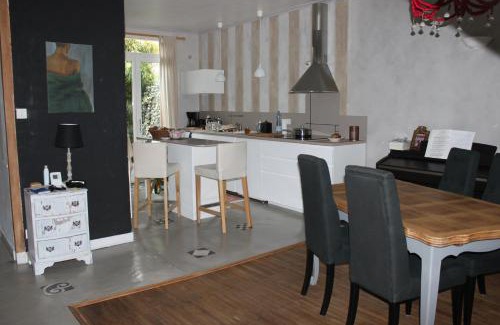 Route de Vannes House | La Tropicale-Maison près du centre ville- 1 chambre