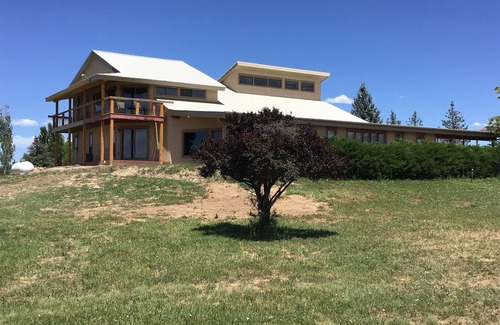 Cortez House | La Verde Lodge on 7acres, private pond, very spacious, great 4 family reunions!