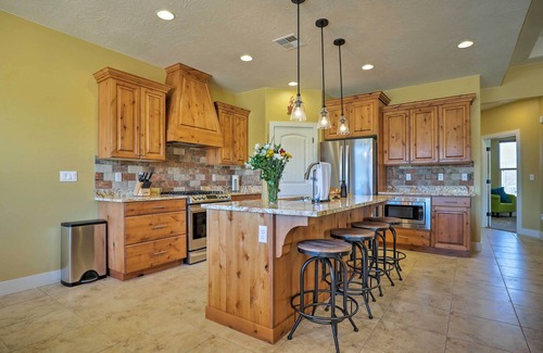 La Verkin House | La Verkin Home w/Hot Tub, Kayaks, & Bikes!