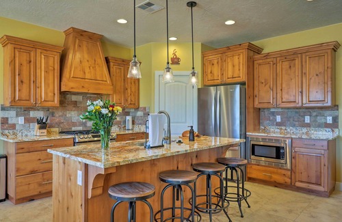 La Verkin House | La Verkin Home w/Hot Tub, Kayaks, & Bikes!