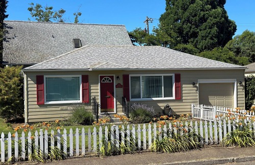 Springfield House | La Via Nueva -Modern, Peaceful Home Near UO & Hayward Field