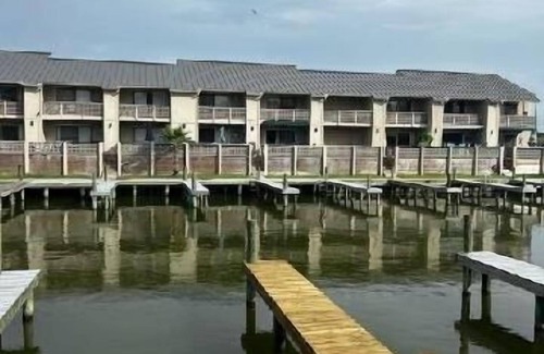 Harbor Oaks Condo | La Vida Buena | Pet Friendly + Access to Pool & Boat Slip!