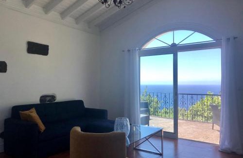 Ponta Delgada House | La VIGIE de CASTELROCK (Casa Petunia)