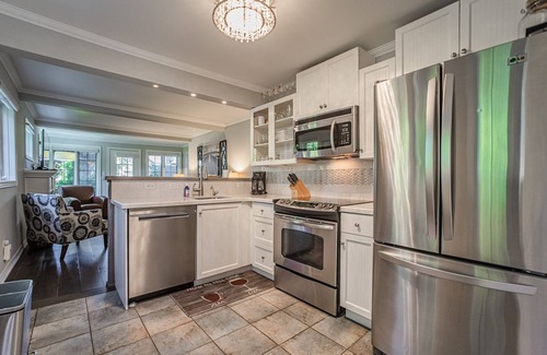 Historic Old Town House | La Vignette, Dog Friendly Bungalow Close to the Lakefront