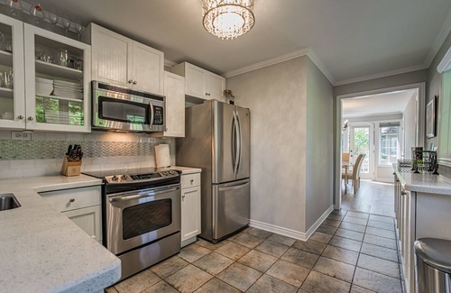 Historic Old Town House | La Vignette, Dog Friendly Bungalow Close to the Lakefront