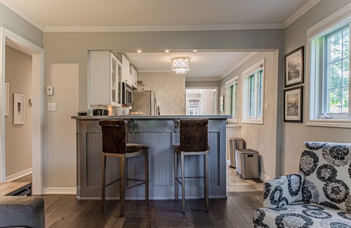 Historic Old Town House | La Vignette, Dog Friendly Bungalow Close to the Lakefront
