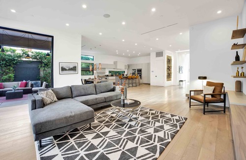Carthay Circle Villa | LA Villa by AvantStay | Walk to The Grove LA