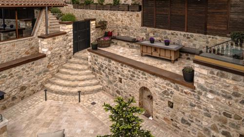 North Kynouria Villa | La Villa de Madeleine - Stone Villa with outdoor hot tub in Arcadia, Peloponnese