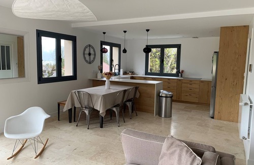 Menthon-Saint-Bernard Villa | La Villa Cosy, en Plein Cœur du Village, Piscine Privée, 10 à Pied du lac !
