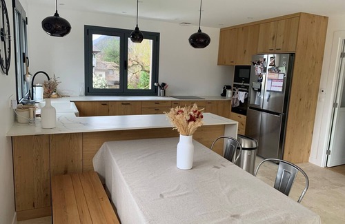 Menthon-Saint-Bernard Villa | La Villa Cosy, en Plein Cœur du Village, Piscine Privée, 10 à Pied du lac !