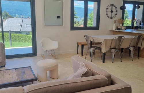 Menthon-Saint-Bernard Villa | La Villa Cosy, en Plein Cœur du Village, Piscine Privée, 10 à Pied du lac !