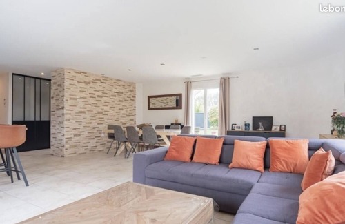 La Lande-de-Fronsac Villa | La Villa Cabarieu, Piscine et Salle de Jeux Proche de Bordeaux