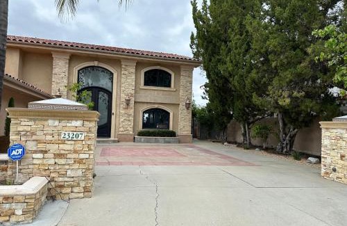Calabasas Villa | LA Villa Lake View Home
