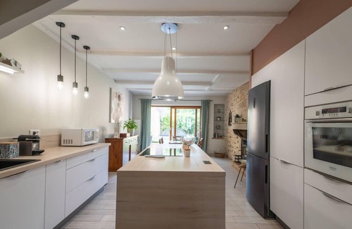 Vivonne House | La Vonne: swimming pool and river access