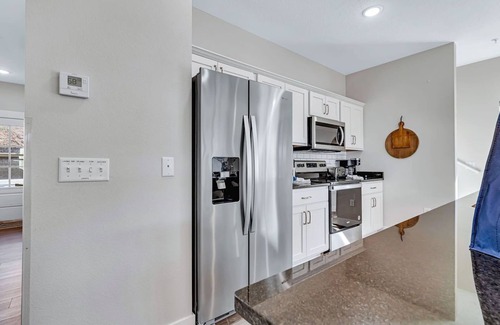 Table Rock House | Labor Day Open, Fire Pit in Backyard, Lots of Games, Close to Entertainment-Dog Friendly-Hot Tub!