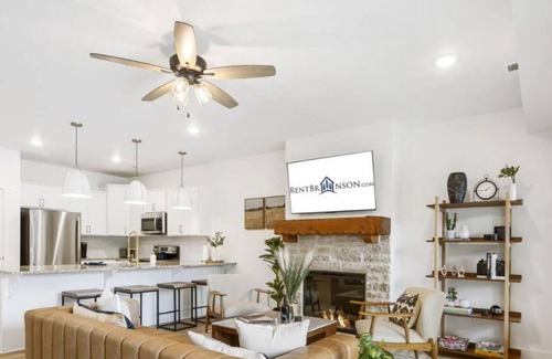 Branson Condo | Labor Day Open, Lake Taneycomo Views, Fishing Dock, Free Tickets, Cmty Outdoor Pool!