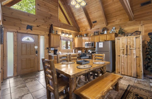 Branson Cedars Cabin | Labor Day Open Premium Log Cabin HotTub Firepit Car Charger Free Tickets Near Thunder Ridge