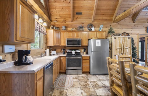 Branson Cedars Cabin | Labor Day Open Premium Log Cabin HotTub Firepit Car Charger Free Tickets Near Thunder Ridge