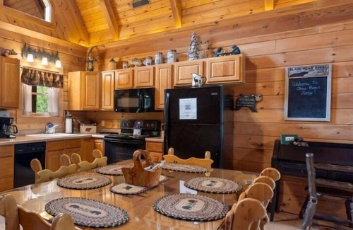 Branson Cedars Cabin | Labor Day Open, Renovated Three Bear Log Cabin, Private Hot Tub! Near Big Cedar, Car Charger