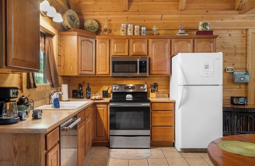 Branson Cedars Cabin | Labor Day Open, Secluded, HotTub, Jet bathtubs, Woods, Near Big Cedar & Shows-Firepit -CarCharger