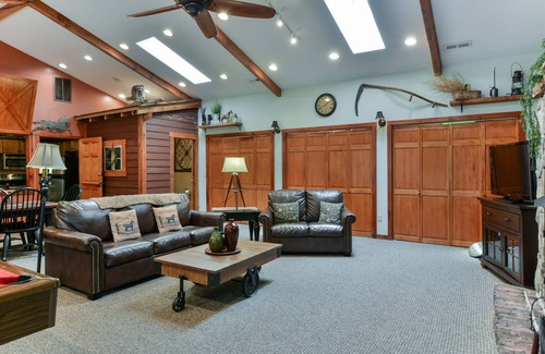 Blue Eye House | Labor Day Open - Secluded All-One-Level Carriage House-Pool Table-Hot Tub-Dog Friendly - Car Charger