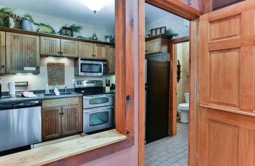 Blue Eye House | Labor Day Open - Secluded All-One-Level Carriage House-Pool Table-Hot Tub-Dog Friendly - Car Charger