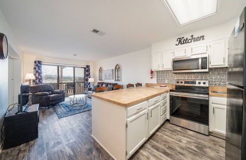 Lake Hamilton Condo | Labor Day Special! South Shore 1 BDRM! Mini-golf/Gameroom/Hot Tub & More!