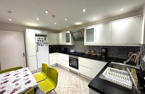 Haggerston House | Laburnum House-Comfortable Rooms Near City of London