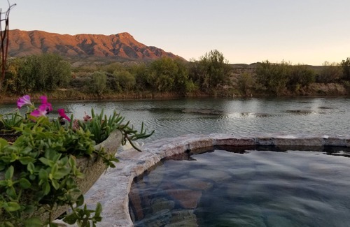 Truth or Consequences House | Labyrinth Retreat in Truth or Consequences Cozy and Comfortable Home for 4!