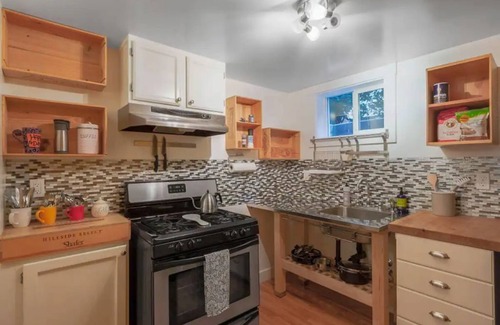 Ladd's Addition Apartment | Ladd’s Addition Hideaway Suite