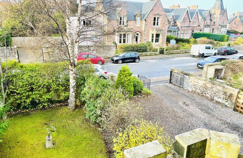 Inverness Villa | Ladies Lodge - Inverness