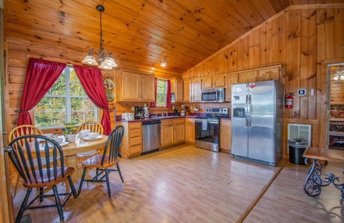 Gatlinburg - Pigeon Forge Cabin | Ladybug Resort Romantic Cabin with Mountain Views