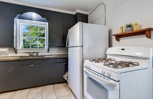 Freetown - Port Rico Apartment | Lafayette at Your Doorstep, Private RM
