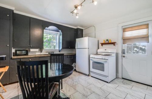 Freetown - Port Rico Apartment | Lafayette at Your Doorstep, Private RM