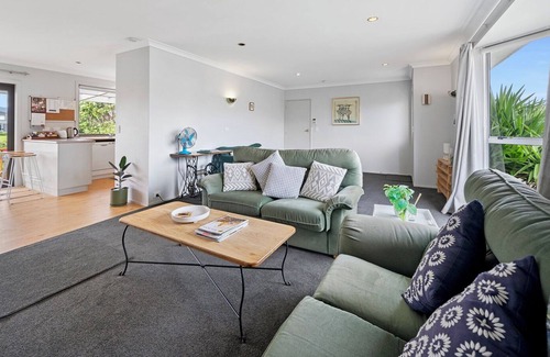 Waikanae Cottage | Lagoon Haven - Waikanae Holiday Home
