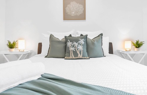 Trinity Beach House | Lagoon Palms- 5 minute walk to the beach!