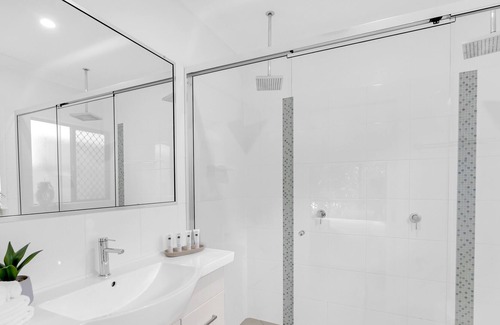 Trinity Beach House | Lagoon Palms- 5 minute walk to the beach!