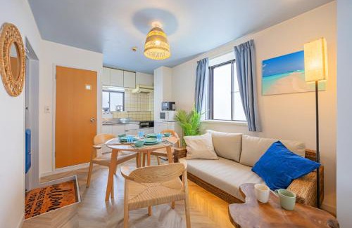 Tateishi Apartment | LAGOON Suite OHANA - 2 Serta double bed & Asian resort sofa, #205, 11 minutes to Asakusa