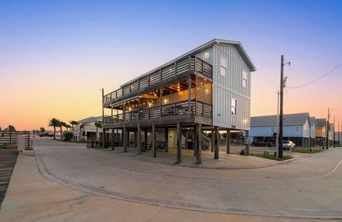 Flour Bluff Cottage | Laguna Sunrise Water Views, Private Pool + Minutes to Padre Island & Beaches