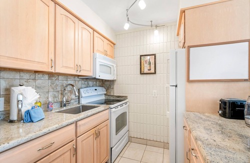 Historic Lahaina Front Street Apartment | Lahaina Shores 504: West Maui Mountain View
