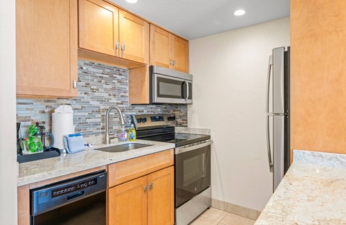Historic Lahaina Front Street Apartment | Lahaina Shores 520: Studio with West Maui Mountains View