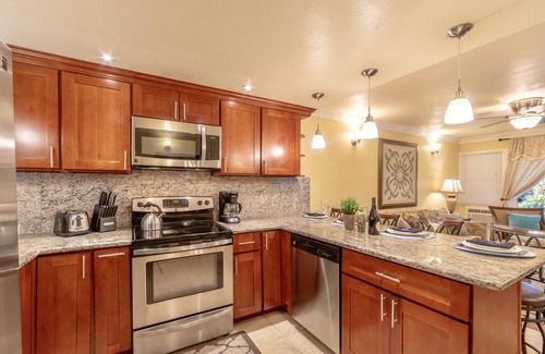 Historic Lahaina Front Street Condo | Lahaina Town 4Br Condos, 3 min walk to Beach, restaurants, Front St & shops!