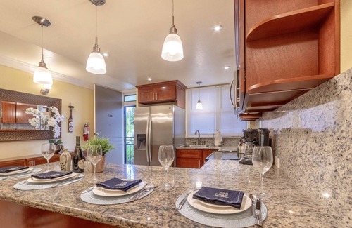Historic Lahaina Front Street Condo | Lahaina Town 4Br Condos, 3 min walk to Beach, restaurants, Front St & shops!