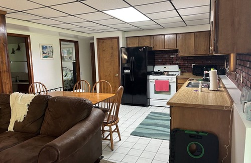East Leroy House | Laid back good vibes only country lake front minutes to shop,eat, things to do.