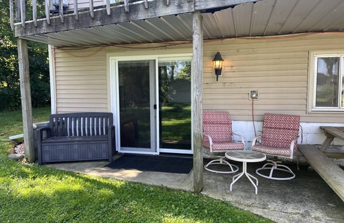 East Leroy House | Laid back good vibes only country lake front minutes to shop,eat, things to do.