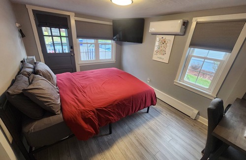 Linntown House | Laid-Back Linntown Guest Suite Bed & Bath w Private Entrance