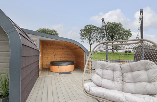 Lochmaben Cottage | LAIRD LODGE 3, with hot tub in Lochmaben